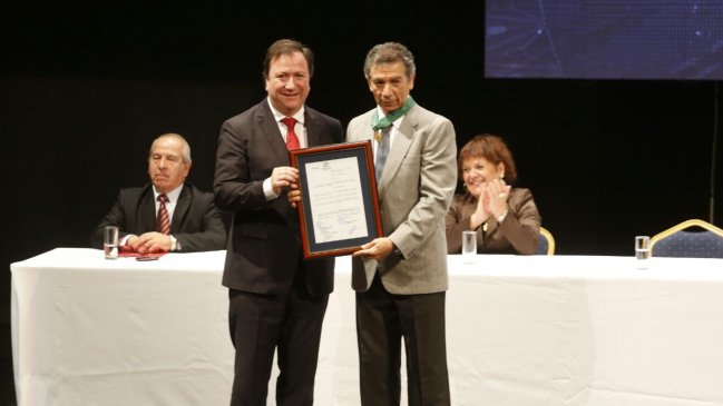 Declaran hijo ilustre de Talca al ex basquebolista Manuel Herrera