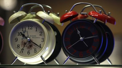   Experto analiza los beneficios del cambio de hora de este sábado 