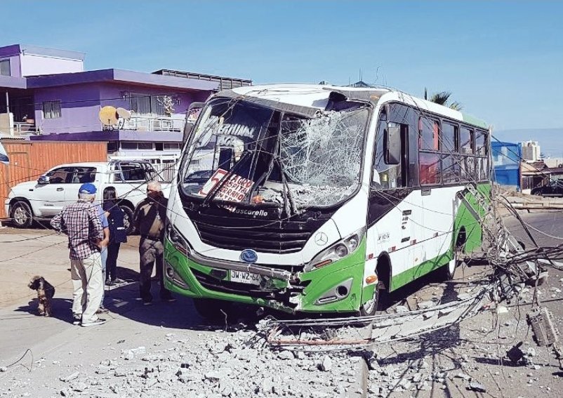 Iquique: Micro derribó tendido eléctrico tras chocar con postes y vehículos