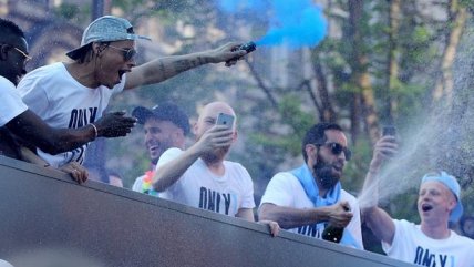 Claudio Bravo disfrutó festejo del título de la Premier League por las calles de Manchester