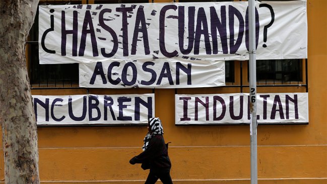 Estudiantes marchan por la Alameda 