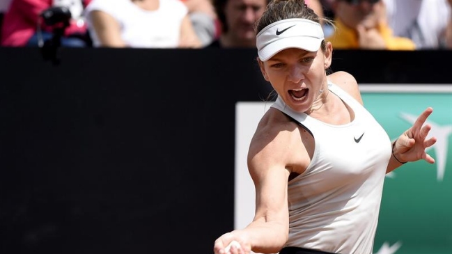 Simona Halep arrolló a Naomi Osaka en su debut en Roma