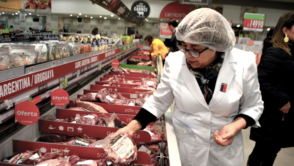 Líder, Santa Isabel y Tottus lideraron en 2017 denuncias por venta de carne en mal estado en supermercados