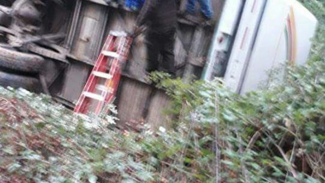 Ñuble: Bus que trasladaba a 27 trabajadores volcó en San Fabián de Alico