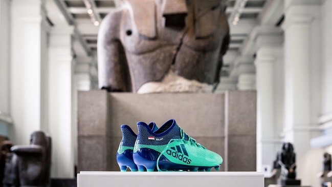 El Museo Británico exhibe zapatos del egipcio Mohamed Salah