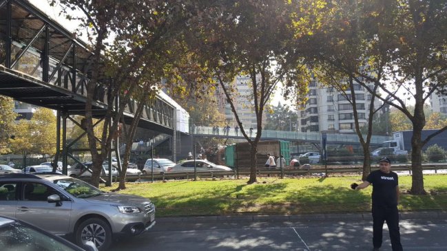 Volcamiento de camión genera gran atochamiento en Las Condes