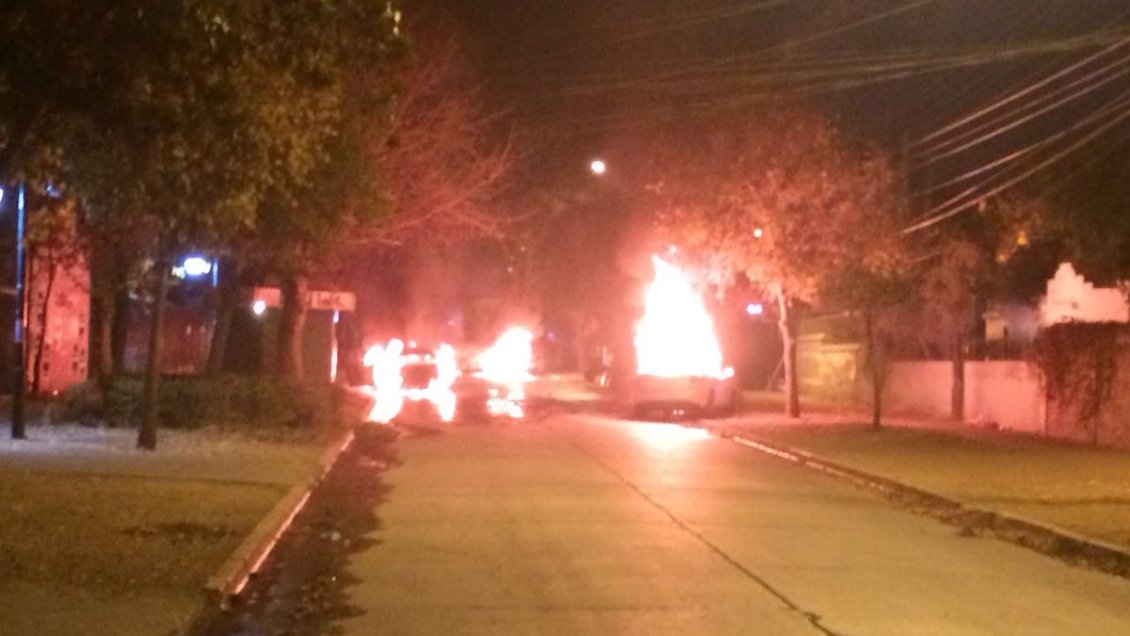 Encapuchados queman vehículos en Macul con Grecia