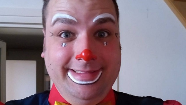 Payaso asesinó a su ex mujer frente a sus hijos y transmitió su escape por Facebook