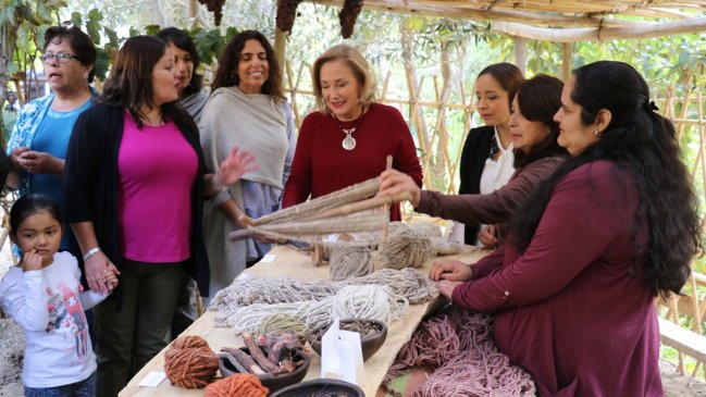 Cecilia Morel visitó a artesanas de Chapilca, en Vicuña