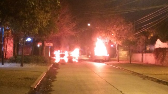 Encapuchados queman vehículos en Macul con Grecia