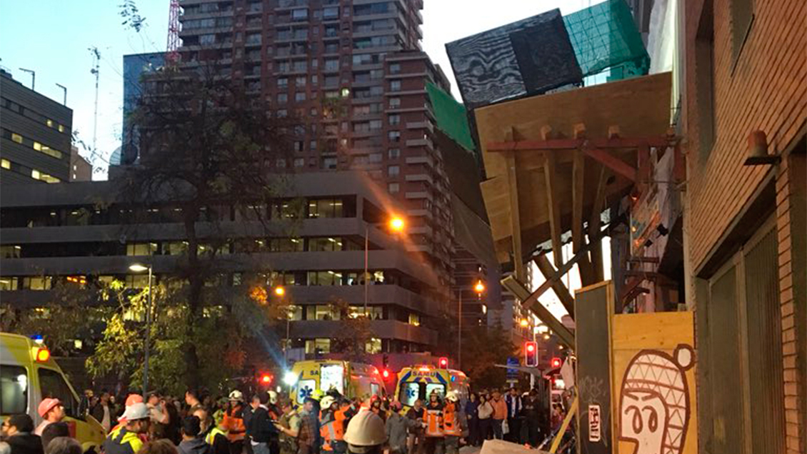 Caída de andamio en pleno centro de Santiago dejó a cuatro trabajadores lesionados