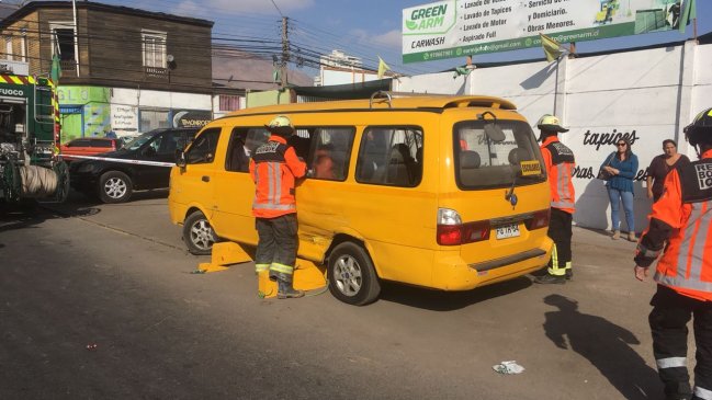 Furgón con 14 escolares colisionó en el centro de Iquique