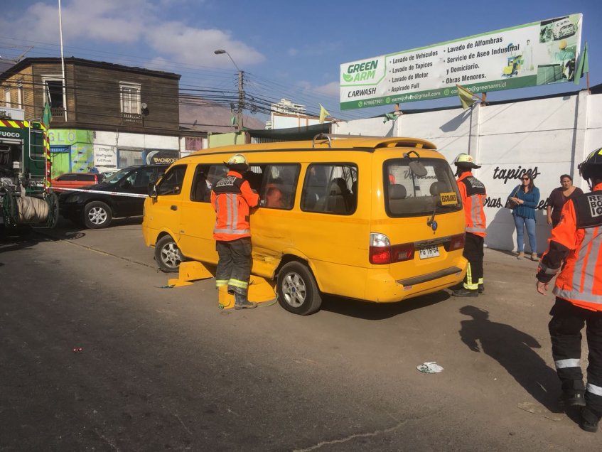 Furgón con 14 escolares colisionó en el centro de Iquique
