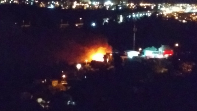 Tres viviendas consumidas dejó violento incendio en Viña del Mar