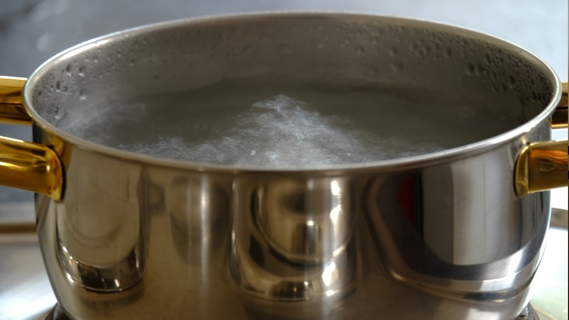 Madre le quemó las manos a su hijo por comer un trozo de queso sin permiso