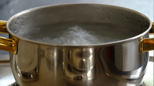 Madre le quemó las manos a su hijo por comer un trozo de queso sin permiso