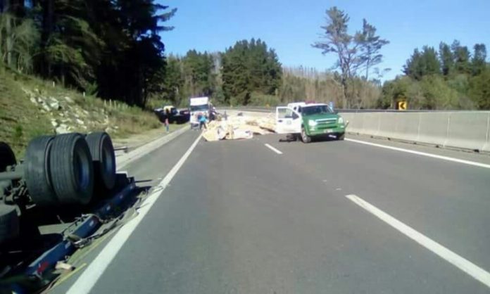 Volcamiento de acoplado de un camión con madera bloqueó Ruta Concepción-Cabrero