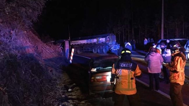 Cuatro personas lesionadas deja colisión entre dos autos y un camión en Ruta de la Madera