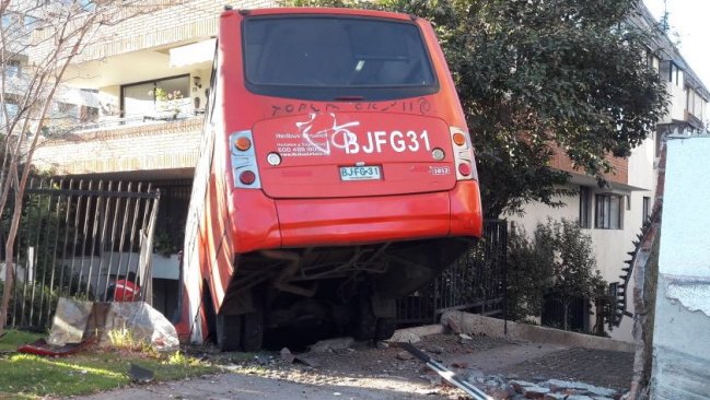 Las Condes: Bus del Transantiago terminó incrustado en patio de edificio tras colisión