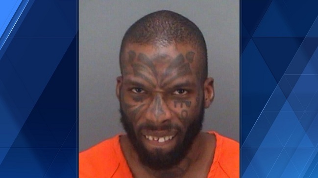 Detienen a sujeto por decirle a niños de dónde vienen los bebés