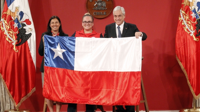 Presidente Piñera entregó a María Fernanda Valdés la bandera para Cochabamba