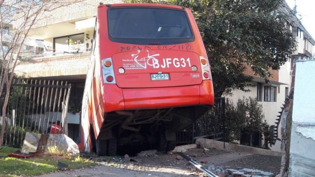 Las Condes: Bus del Transantiago terminó incrustado en patio de edificio tras colisión