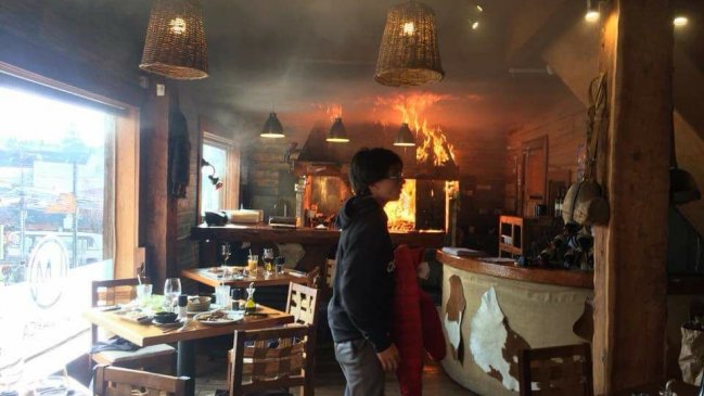 Incendio destruye restaurante y carnicería en el centro de Puerto Varas