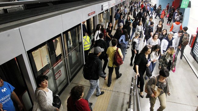 Joven es obligada a disculparse públicamente tras denunciar, por Facebook, un manoseo en el Metro