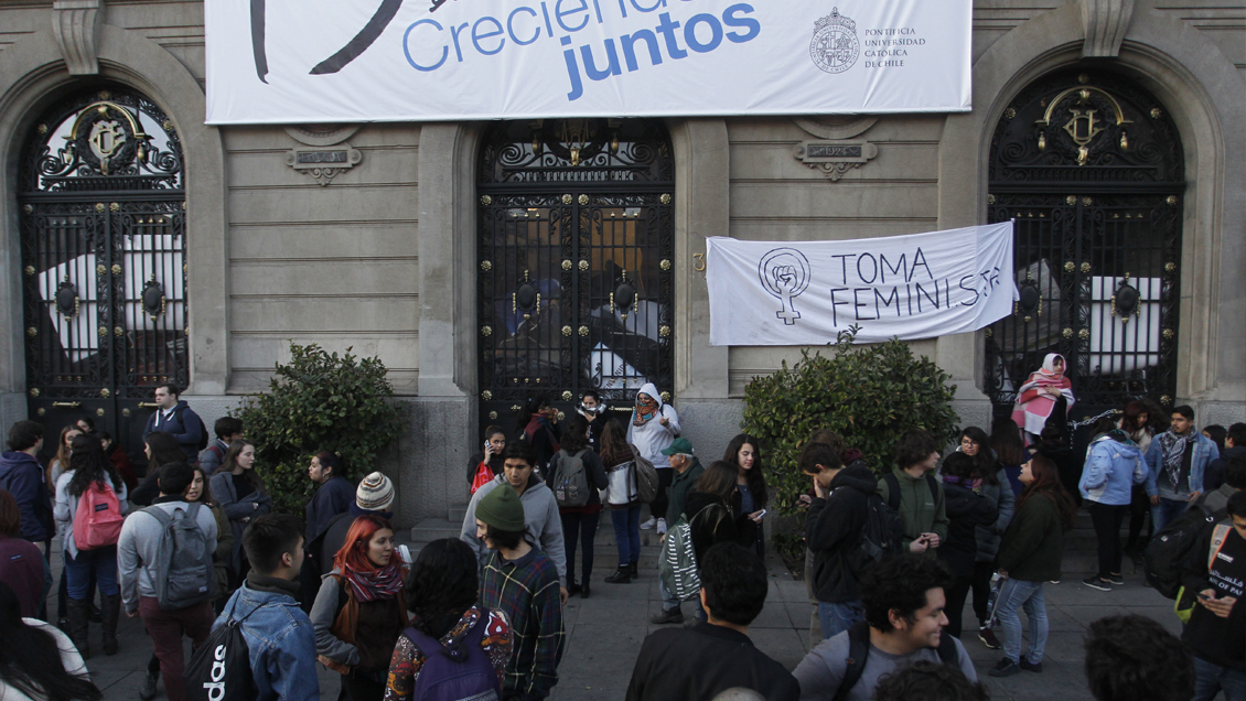 El petitorio de la toma feminista en la PUC: Desde fin al acoso hasta que la UC no sea objetora de conciencia