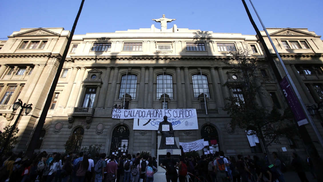 Toma de la UC: Rector pidió ocupación pacífica para evitar sumarios