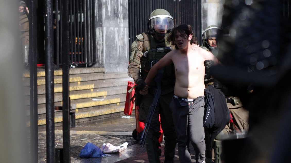 Centro de Padres del IN pedirá sanciones contra Carabineros por violencia excesiva