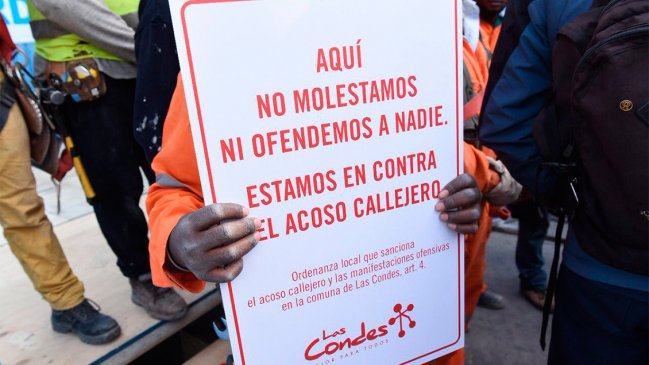 El letrero del Juzgado de Casablanca que responde al parte por acoso callejero en Las Condes