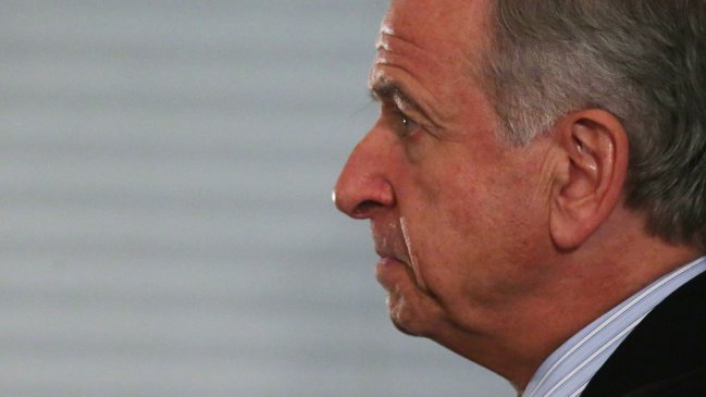 Ministro Larraín declaró ante la Fiscalía por su cuestionado viaje a Harvard