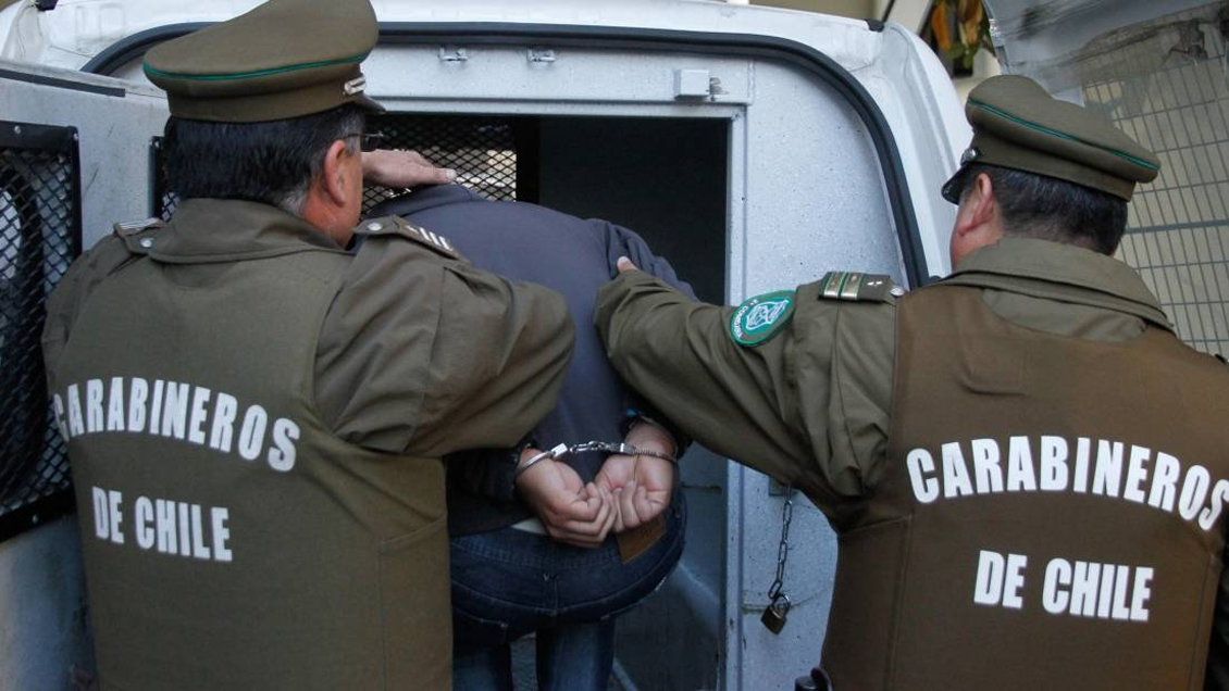 Sujeto fue detenido acusado de vender drogas a pasos de colegio en Santiago Centro