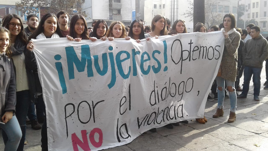 Disidentes se manifestaron contra la toma feminista de la Casa Central de la UC