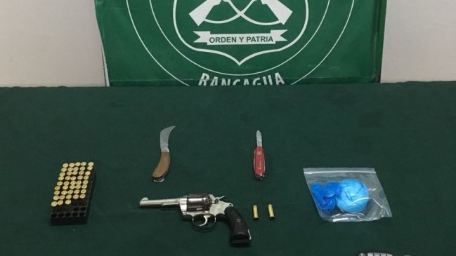 Carabineros detuvo a dos sujetos por porte ilegal de armas y drogas en Rancagua