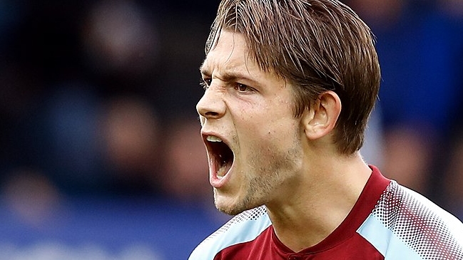 Tarkowski dejó la concentración de Inglaterra para operarse de una hernia