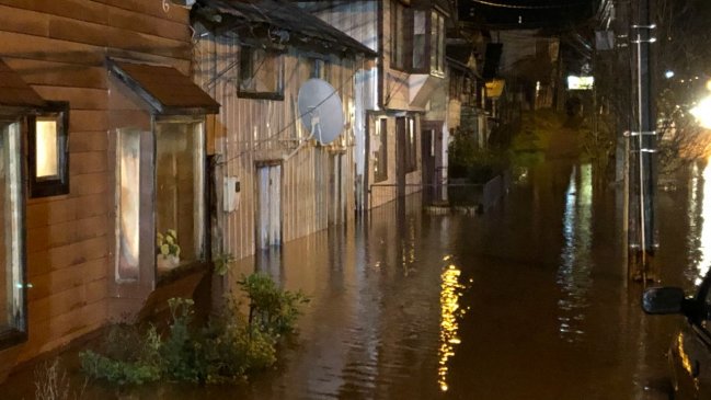 Lluvias en Puerto Varas generaron inundación de ocho viviendas