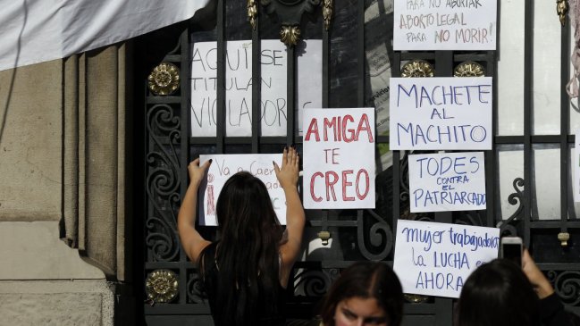 Toma feminista en Casa Central UC: Rector y manifestantes firmaron acta de acuerdo
