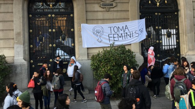 Mineduc anunció comisión de igualdad de género para hacer frente a tomas feministas