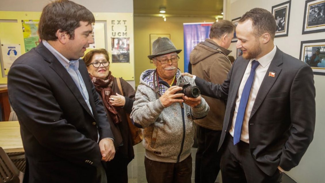 Lanzan concurso fotográfico intergeneracional para adultos mayores del Maule
