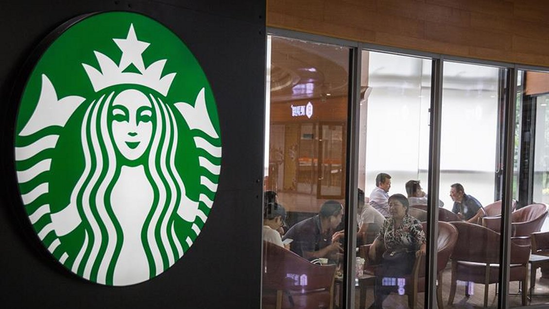 Starbucks cierra hoy todos sus locales de EE.UU. para prevenir el racismo