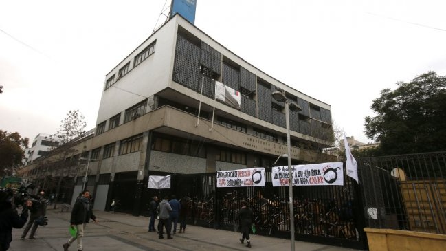 Carabineros y alumnos del Instituto Nacional se enfrentaron en el centro de Santiago