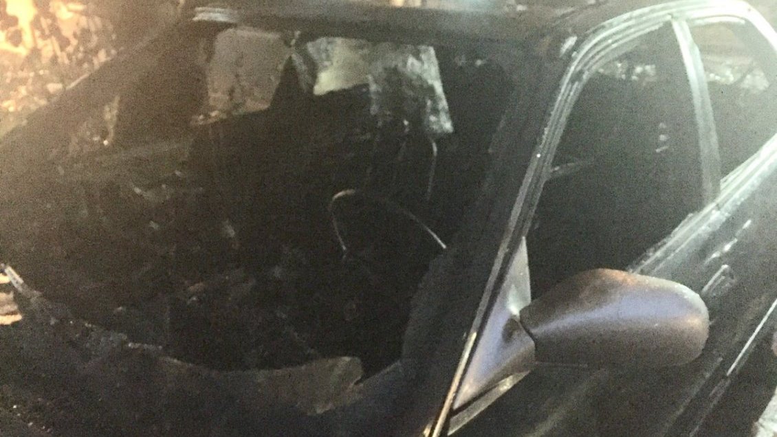 Bomberos investiga el incendio de dos vehículos en Las Condes