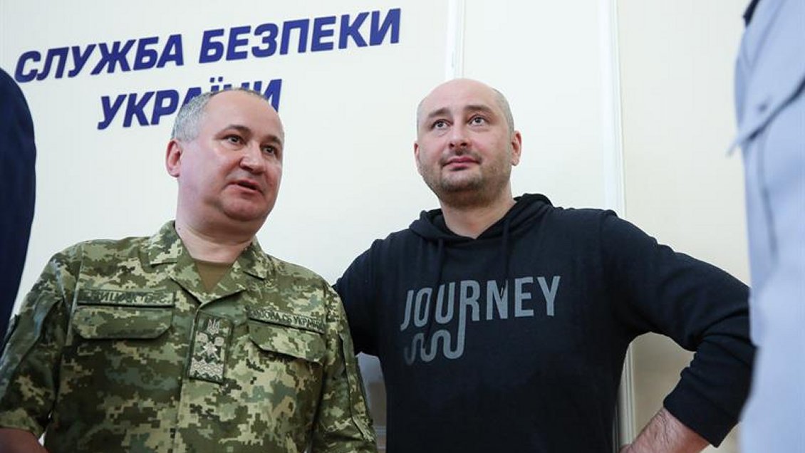 Periodista ruso apareció vivo en Kiev un día después de anunciarse su asesinato