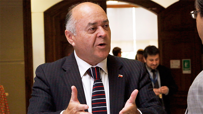 Familiares de ejecutados políticos exigen renuncia de intendente Ulloa tras supuesto saludo a Álvaro Corbalán