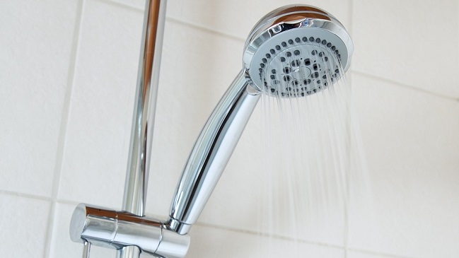 Hombre quedó con mango de ducha insertado en el recto, pero negó haberlo puesto ahí