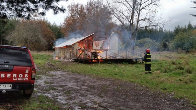 Sujetos incendiaron una casa e intentaron robar un vehículo en cercanías de La Unión