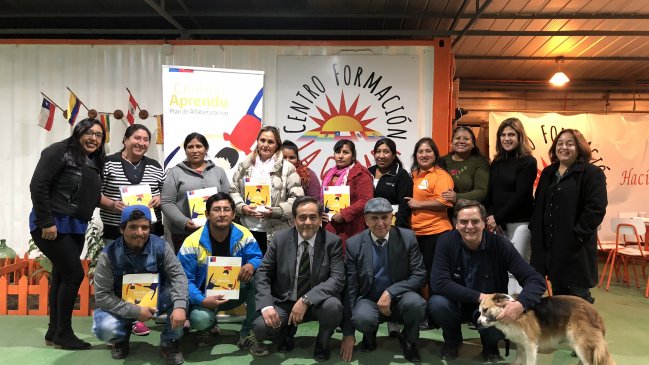 Entregan materiales y textos para plan de alfabetización en campamento Luz Divina en Antofagasta