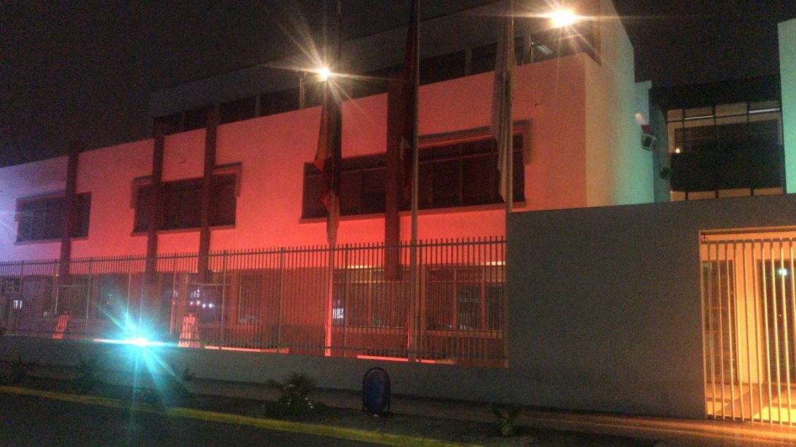 Municipalidad de Alto Hospicio se iluminó en el Día Mundial de la Esclerosis Múltiple